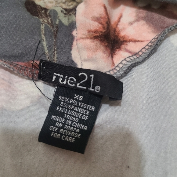 Rue 21 Floral Print Keyhole Cutout Choker High Neck Top - Picture 4 of 4